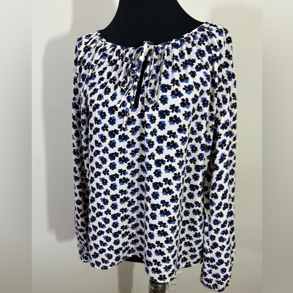 Elizabeth & James sz lg silky top Long sleeves Gathered neckline with small tie